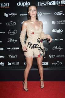 Julia Wieniawa-Narkiewicz feet photo thumbnail