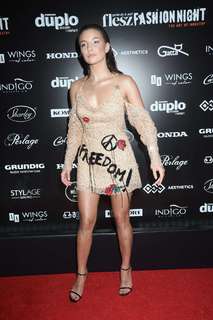 Julia Wieniawa-Narkiewicz feet photo thumbnail