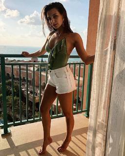 Julia Wieniawa-Narkiewicz feet photo thumbnail