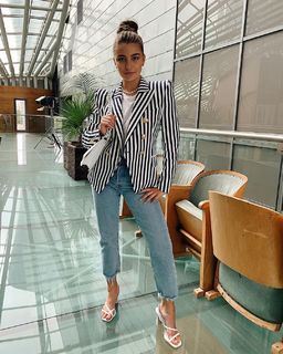 Julia Wieniawa-Narkiewicz feet photo thumbnail