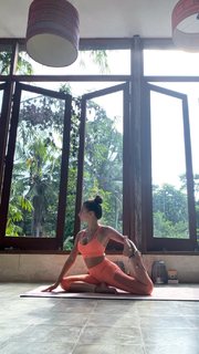 Julia Wieniawa-Narkiewicz feet photo thumbnail