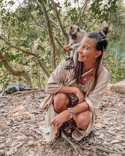 Julia Wieniawa-Narkiewicz feet photo thumbnail