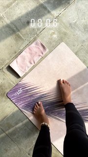 Julia Wieniawa-Narkiewicz feet photo thumbnail