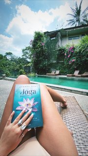 Julia Wieniawa-Narkiewicz feet photo thumbnail