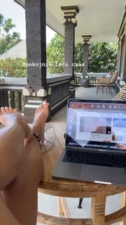 Julia Wieniawa-Narkiewicz feet photo thumbnail