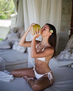 Julia Wieniawa-Narkiewicz feet photo thumbnail