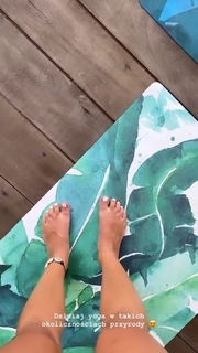 Julia Wieniawa-Narkiewicz feet photo thumbnail