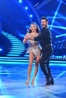 Julia Wieniawa-Narkiewicz feet photo thumbnail