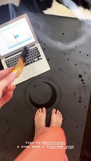 Julia Wieniawa-Narkiewicz feet photo thumbnail