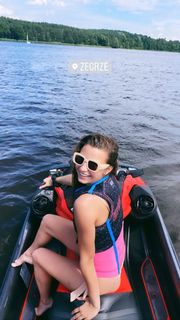 Julia Wieniawa-Narkiewicz feet photo thumbnail