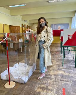 Julia Wieniawa-Narkiewicz feet photo thumbnail