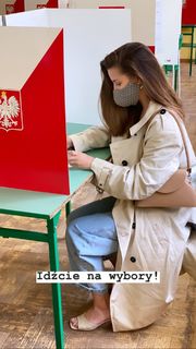 Julia Wieniawa-Narkiewicz feet photo thumbnail