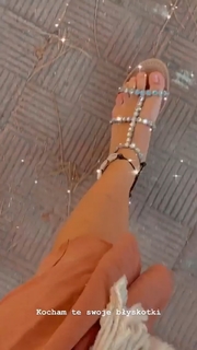 Julia Wieniawa-Narkiewicz feet photo thumbnail