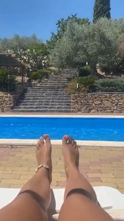 Julia Wieniawa-Narkiewicz feet photo thumbnail