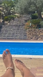 Julia Wieniawa-Narkiewicz feet photo thumbnail