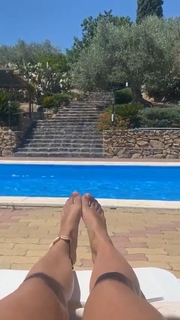 Julia Wieniawa-Narkiewicz feet photo thumbnail