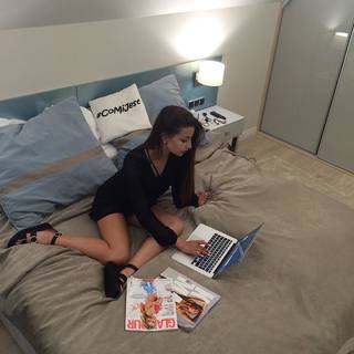 Julia Wieniawa-Narkiewicz feet photo thumbnail