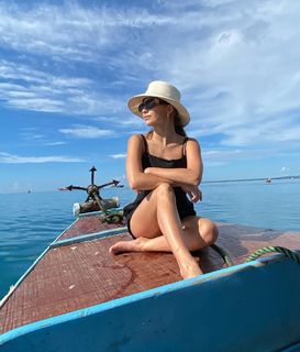 Julia Wieniawa-Narkiewicz feet photo thumbnail