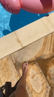 Julia Wieniawa-Narkiewicz feet photo thumbnail