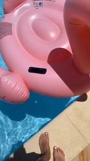 Julia Wieniawa-Narkiewicz feet photo thumbnail