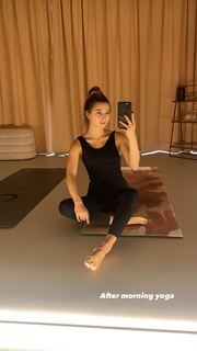 Julia Wieniawa-Narkiewicz feet photo thumbnail