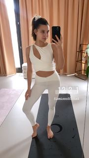 Julia Wieniawa-Narkiewicz feet photo thumbnail