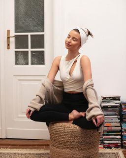 Julia Wieniawa-Narkiewicz feet photo thumbnail