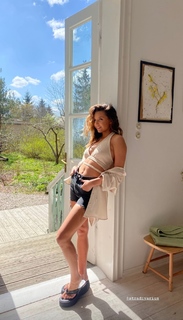 Julia Wieniawa-Narkiewicz feet photo thumbnail