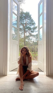 Julia Wieniawa-Narkiewicz feet photo thumbnail