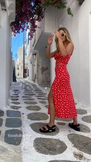 Julia Wieniawa-Narkiewicz feet photo thumbnail