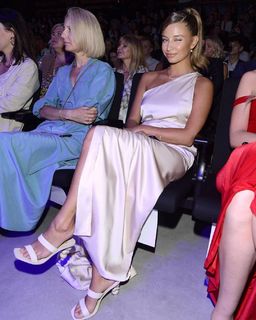 Julia Wieniawa-Narkiewicz feet photo thumbnail