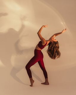 Julia Wieniawa-Narkiewicz feet photo thumbnail