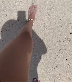 Julia Wieniawa-Narkiewicz feet photo thumbnail