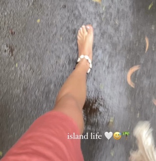 Julia Wieniawa-Narkiewicz feet photo thumbnail