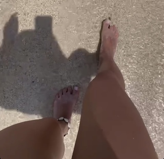 Julia Wieniawa-Narkiewicz feet photo thumbnail