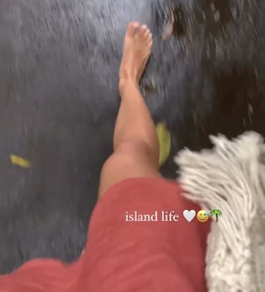 Julia Wieniawa-Narkiewicz feet photo thumbnail