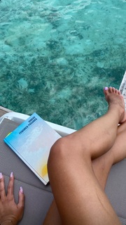 Julia Wieniawa-Narkiewicz feet photo thumbnail