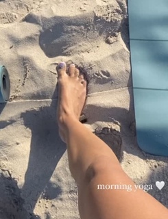 Julia Wieniawa-Narkiewicz feet photo thumbnail