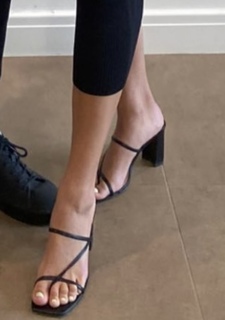 Julia Wieniawa-Narkiewicz feet photo thumbnail