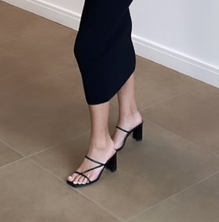 Julia Wieniawa-Narkiewicz feet photo thumbnail