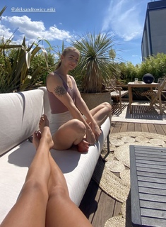 Julia Wieniawa-Narkiewicz feet photo thumbnail