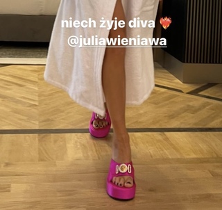 Julia Wieniawa-Narkiewicz feet photo thumbnail