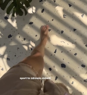 Julia Wieniawa-Narkiewicz feet photo thumbnail