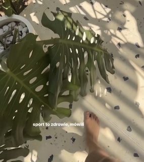 Julia Wieniawa-Narkiewicz feet photo thumbnail