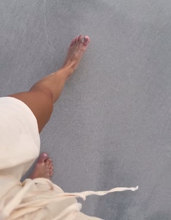 Julia Wieniawa-Narkiewicz feet photo thumbnail