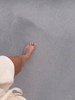 Julia Wieniawa-Narkiewicz feet photo thumbnail