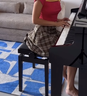 Julia Wieniawa-Narkiewicz feet photo thumbnail