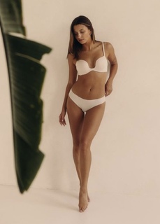 Julia Wieniawa-Narkiewicz feet photo thumbnail