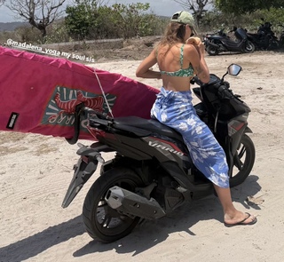 Julia Wieniawa-Narkiewicz feet photo thumbnail