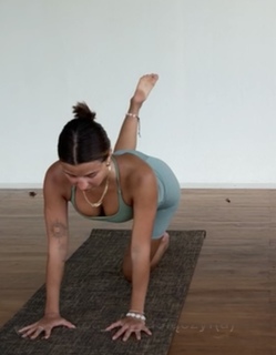 Julia Wieniawa-Narkiewicz feet photo thumbnail